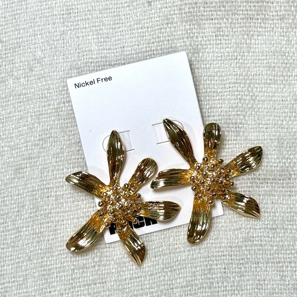 Nordstrom Rack Gold Floral Earrings - Picture 2 of 4